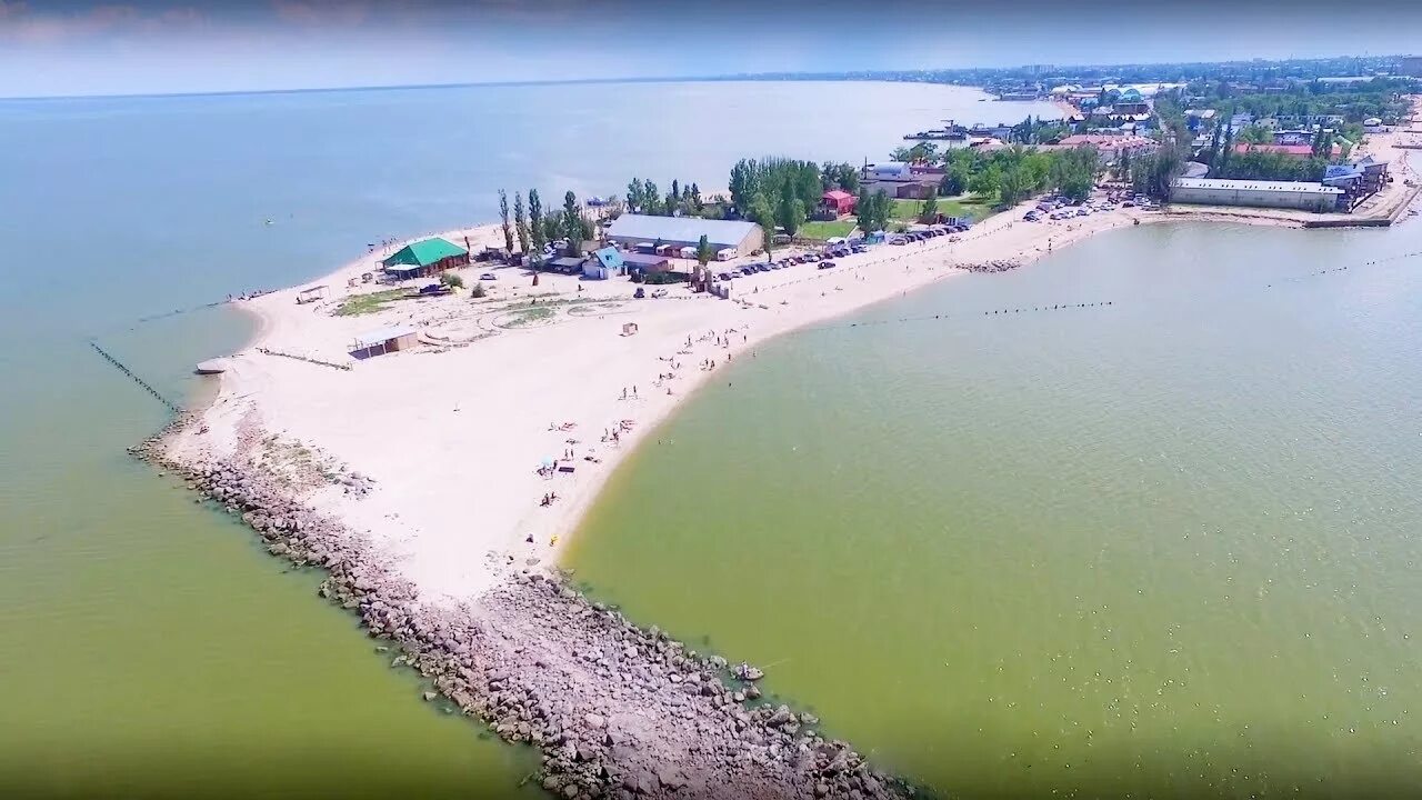 Где чистое море в ейске. Пляж ейская коса ейск. ейск ейский лиман море пляж. ейск пляж молодежный. азовское море ейский центральный пляж.