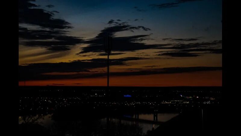 Смог в городе. Street lamp in the fog night. Ночь окутала город. «волшебный туман» во владивостоке. Ночь окутала город.
