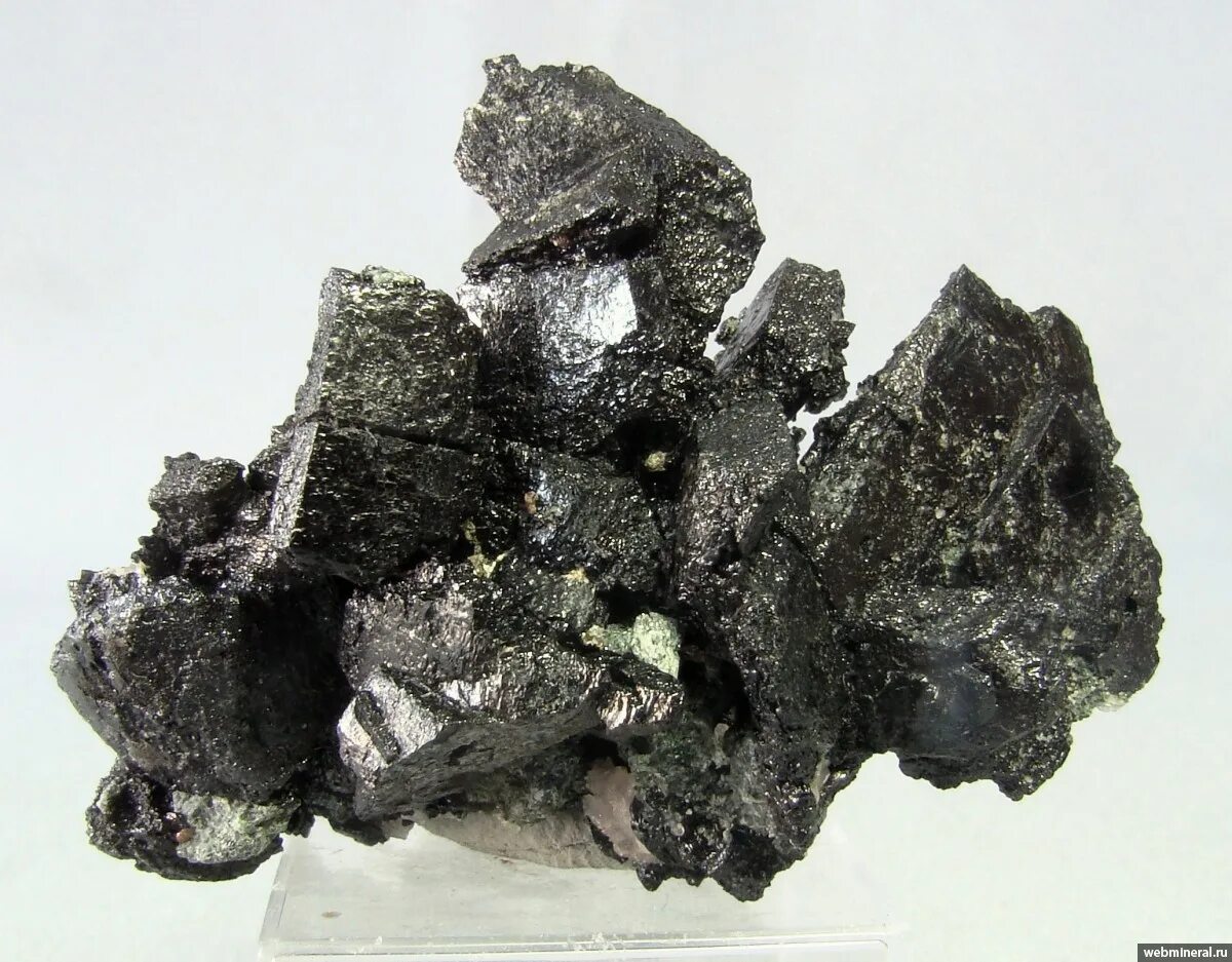 Кристаллики йода. Алланит минерал. Йод минерал. Минералы йода в природе. Алланит черный.