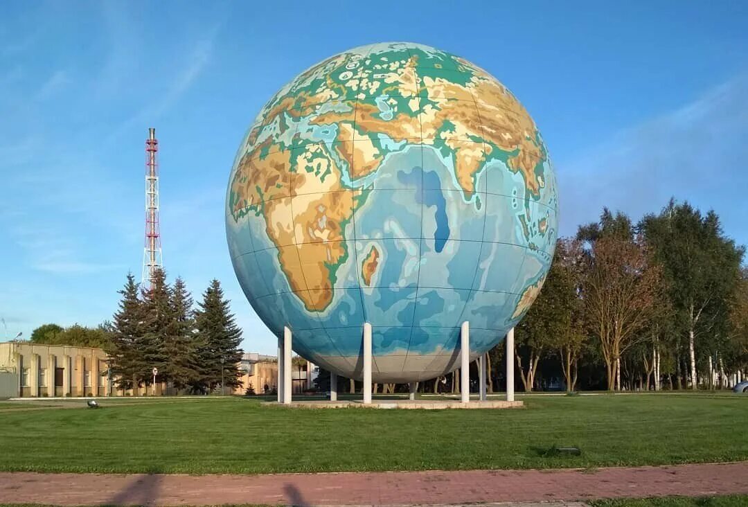 Дорогобуж Глобус. Самый большой в мире Глобус эрта. Глобус Дубны. Самый большой Глобус в мире в Смоленской области.