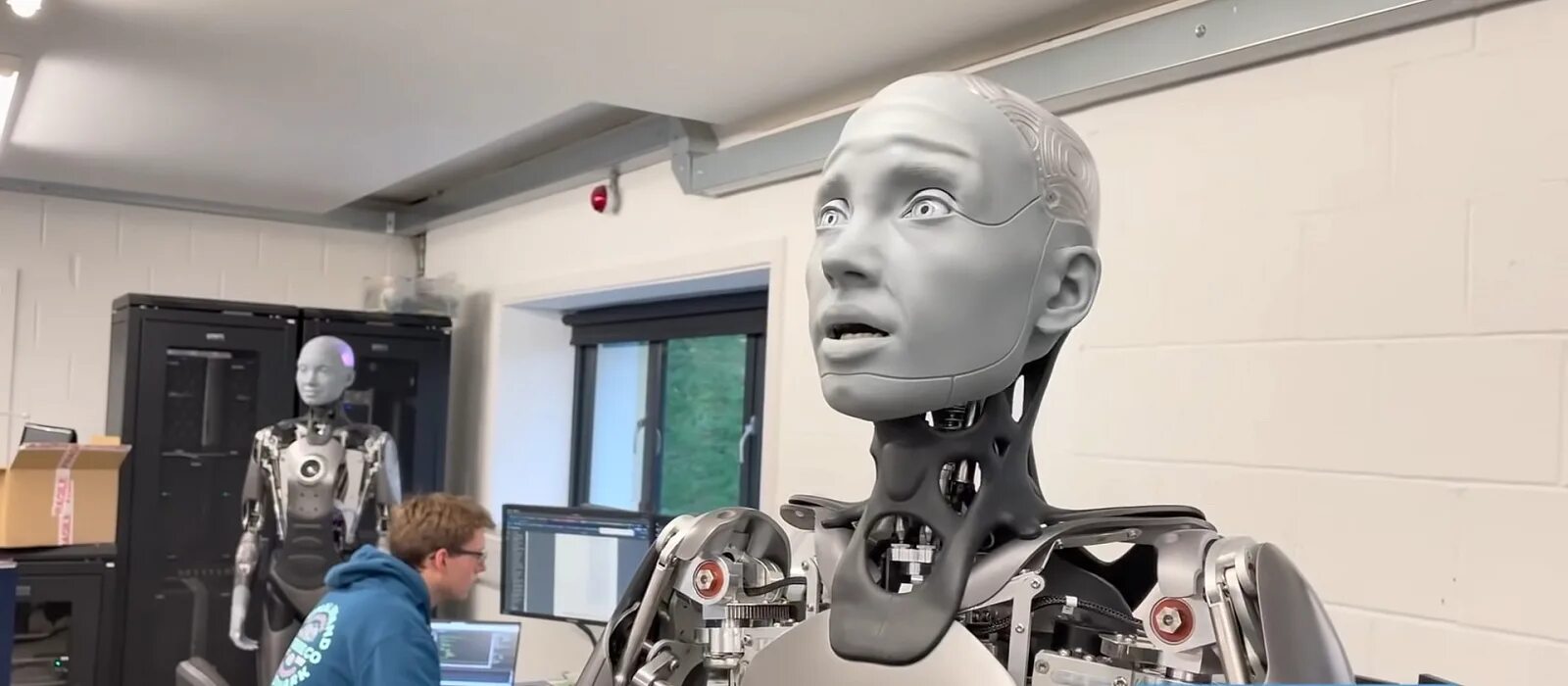 Человек разрабатывающий роботы. Робот амека. ameca humanoid robot. человекоподобные роботы 2025. мимика робота.