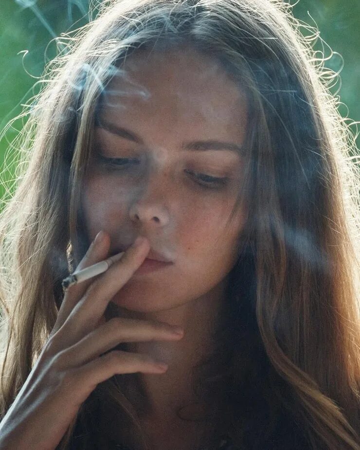 Курил в 14 лет. Модель Анжелина Бойко. Курящие молодые девушки.