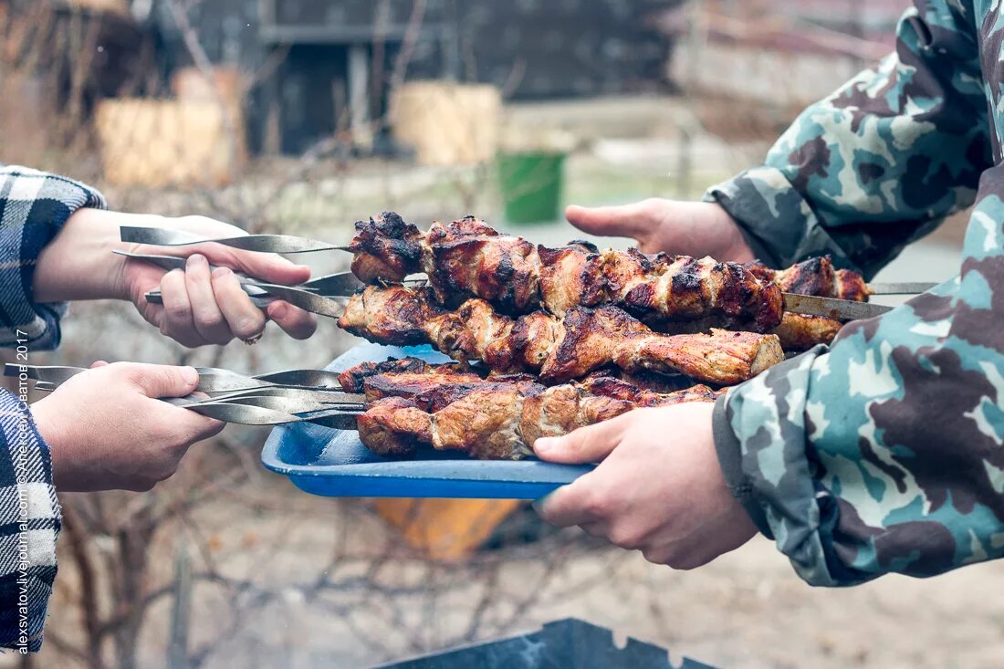 Шашлык охотничий. Шашлыки на природе. Военные на шашлыках. Майские шашлыки. Чемпион по шашлыкам