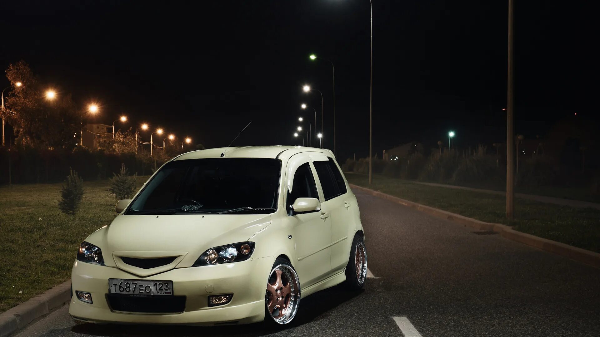 Mazda Demio. Mazda Demio JDM. Мазда Demio 2003 Tuning. Мазда Демио белая.