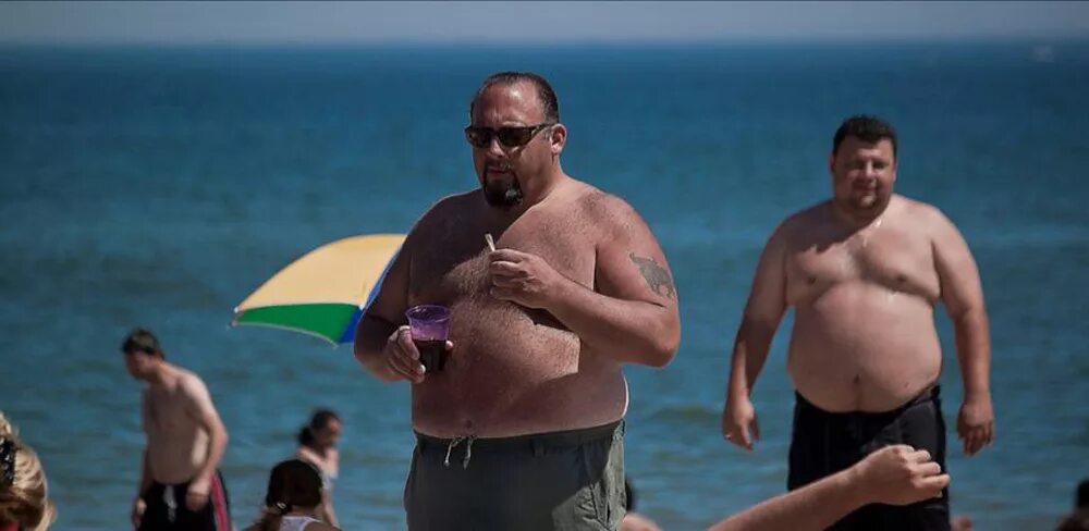 Много толстых мужиков. Полные мужчины на пляже.