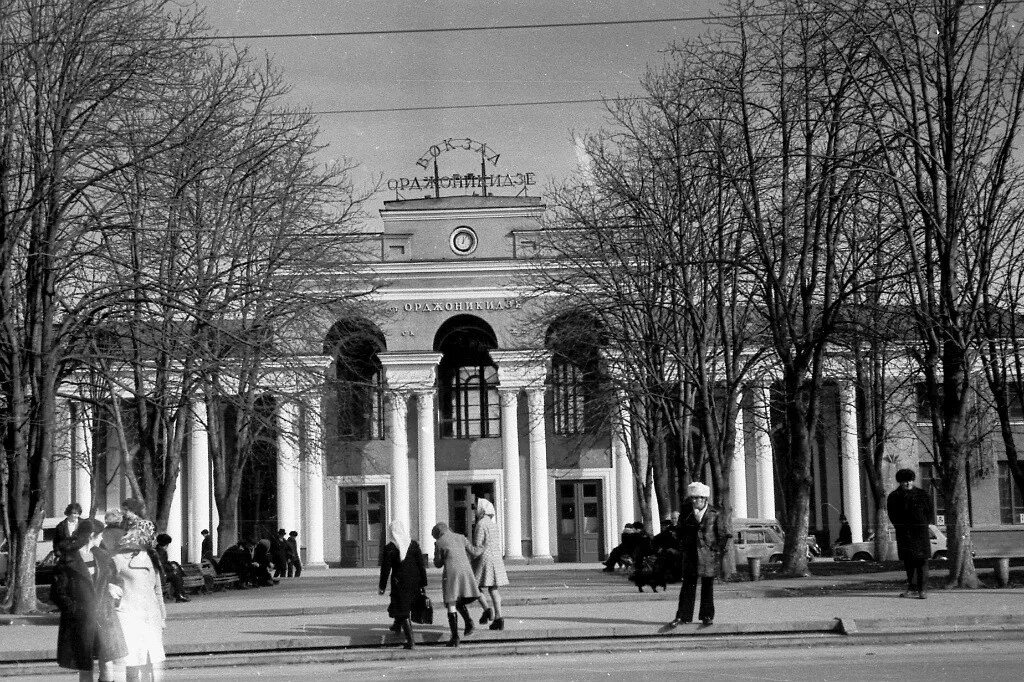 Жд владикавказ телефон. Железнодорожный вокзал Владикавказ. Орджоникидзе город Владикавказ. Орджоникидзе Владикавказ. ЖД вокзал Орджоникидзе.