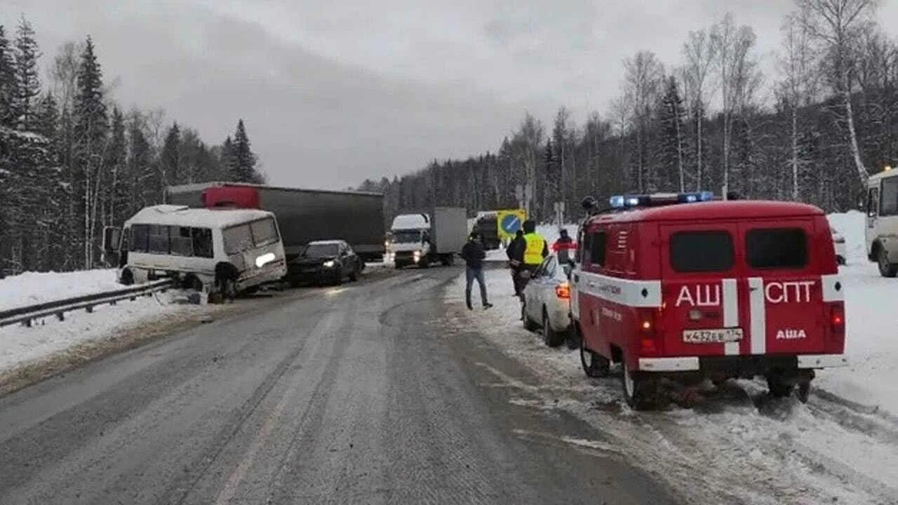 Авария в Челябинской области. Трасса м5. Автомобиль на трассе. Авария м5 челябинская область