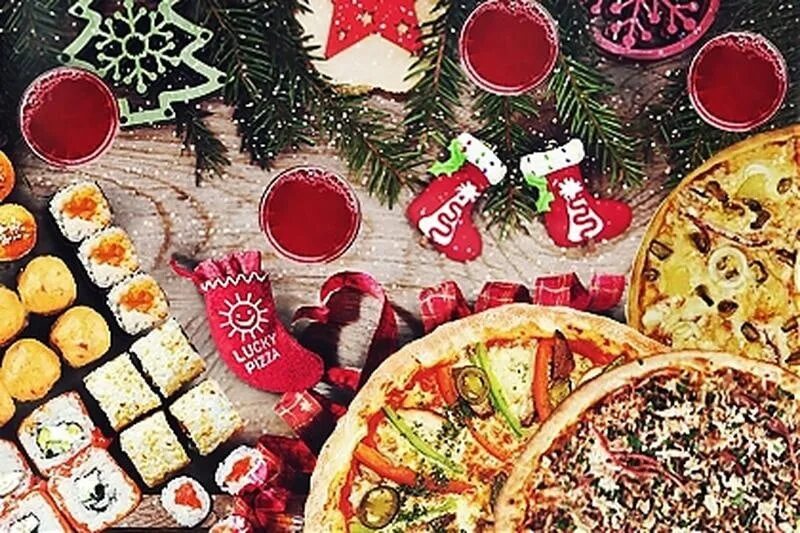 Rolling now. Роллы новый год. Новогодний стол с роллами. Пицца и роллы на новогоднем столе. Новогодние пицца и роллы.