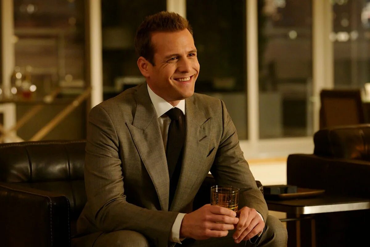 Suits seasons. Гэбриел Махт Suits. Форс мажоры Харви. Харви спектер Форс мажоры. Гэбриел Махт 2022.