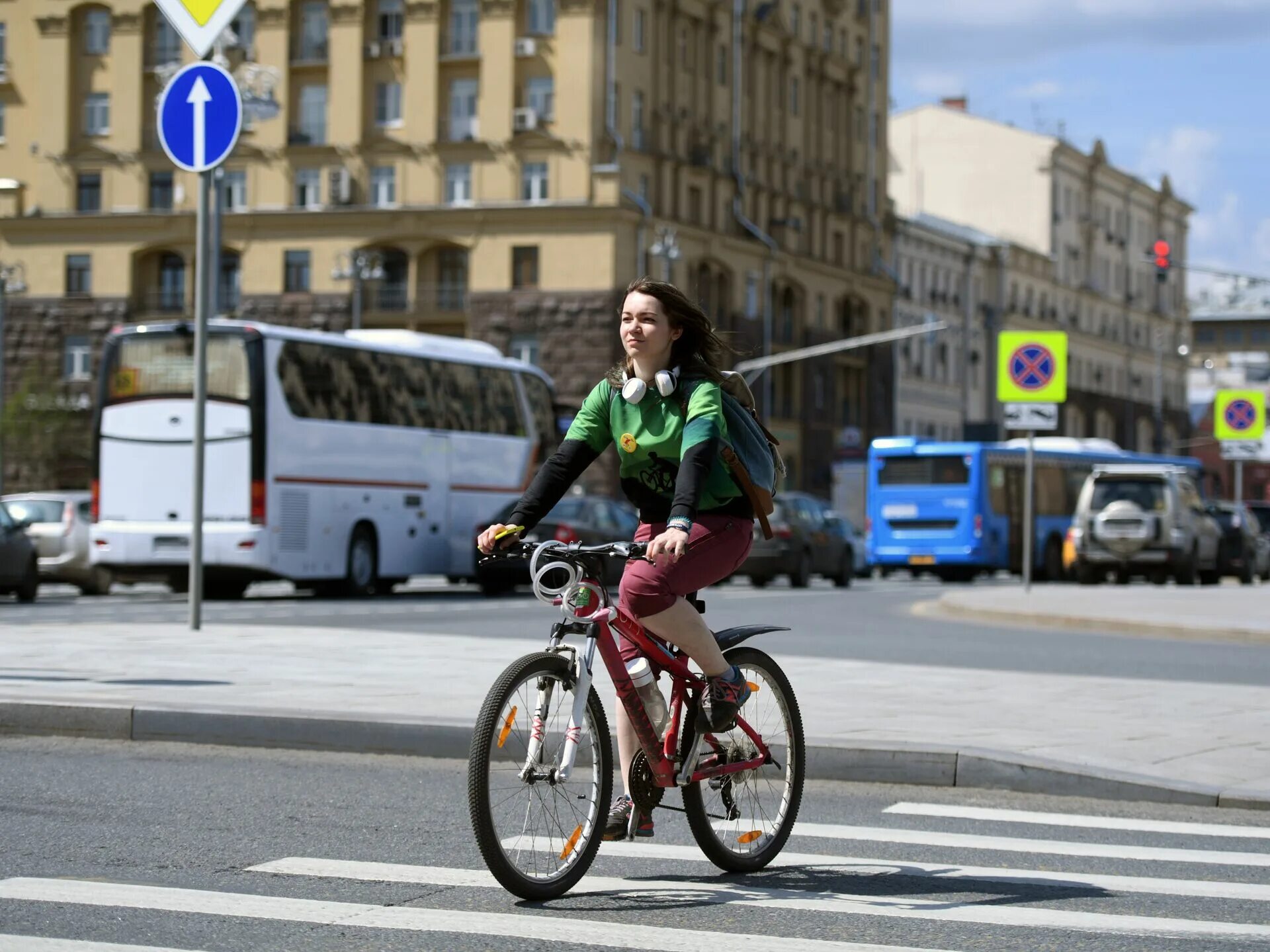 Велосипедист по пешеходному переходу должен. Велосипедист на дороге. Пешеход с велосипедом. Велосипед на проезжей части. Велосипед на переходе.