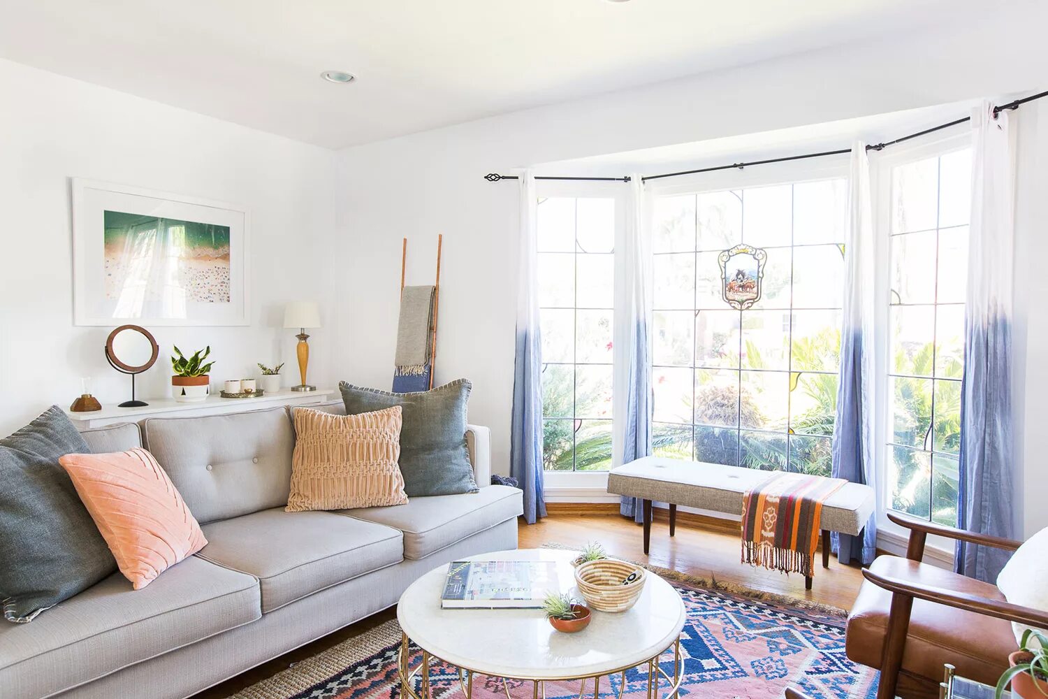 Интерьер комнаты с кроватью. Спальня в ярких цветах. Спальня с яркими акцентами. Яркая стена. Торшер в интерьере спальни.