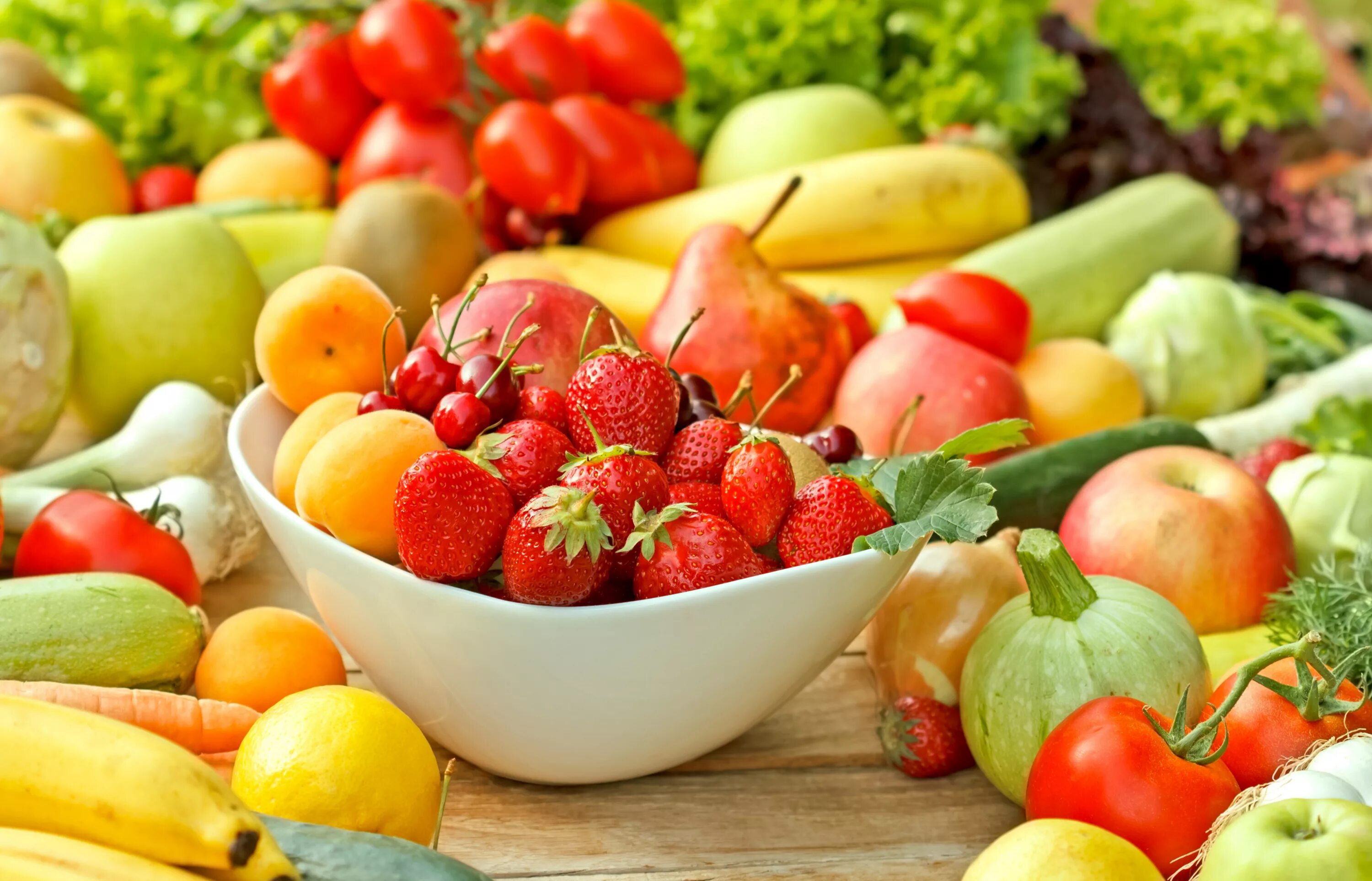 Овощи и фрукты. Свежие овощи и фрукты. Овощи и ягоды. Яркие овощи.