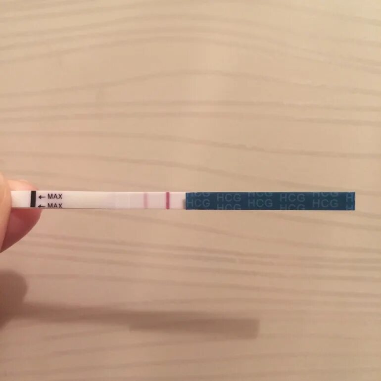 Рука с тестом на беременность. Тест на беременность с 2 тест полосками. Тест на беременность 2 полоски в руке. Тест на беременность 1 полоска в руках. Тест на беременность HCG 2 полоски.