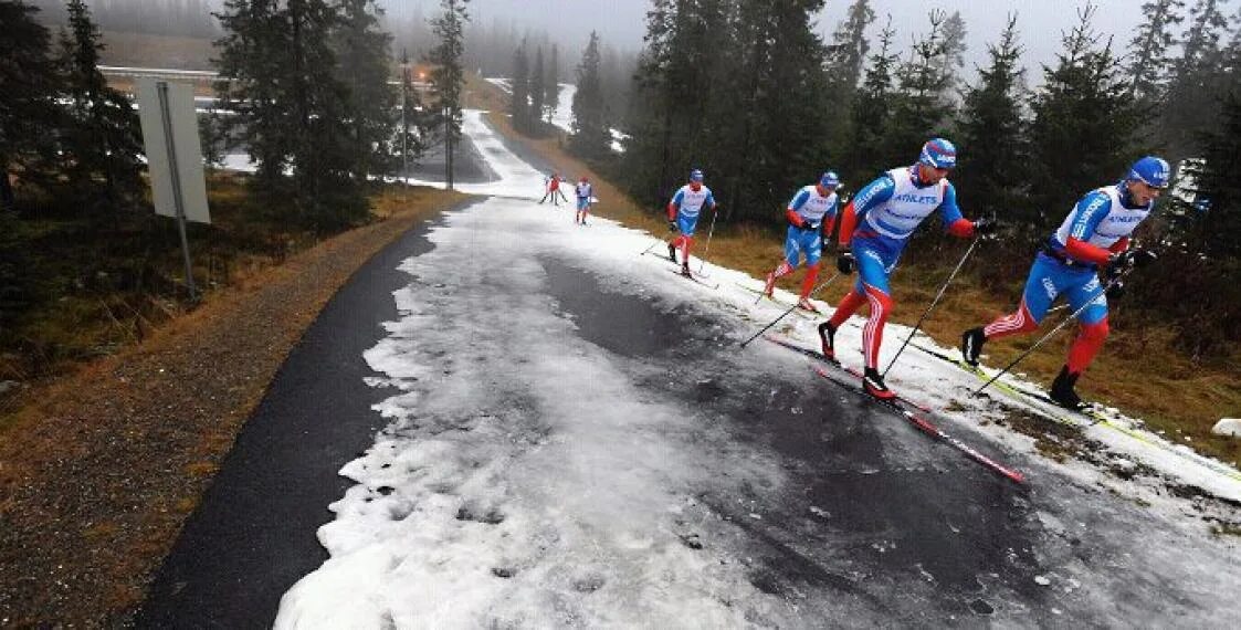 Трасса лыжных гонок состоит из 4 участков. На лыжах без снега. Лыжники любители. Лыжные гонки приколы. Беговые лыжи на снегу.