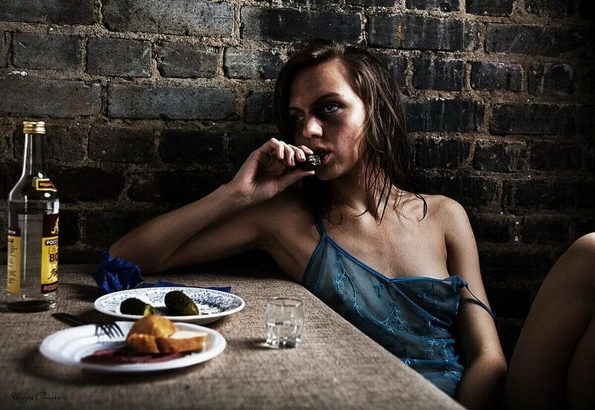 Девушка с бутылкой вина. Женщина, которая поет. Женщина с вином в возрасте. Курящая и пьющая девушка. Девушка пьет алкоголь.