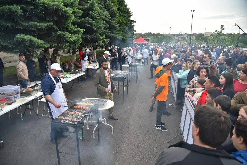 Дон шашлык чалтырь. Фестиваль шашлыка. Шашлык казачий хутор. Стол с шашлыком. Шашлык в городе.