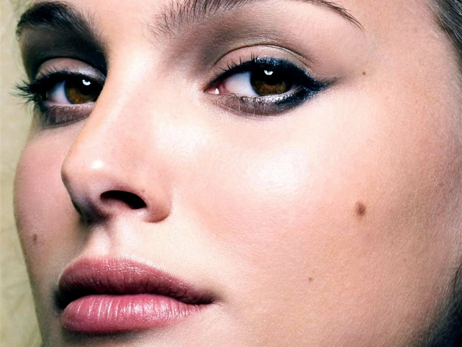Девушка с родинкой под глазом. Родинка под глазами у девушки. Актриса натали портман. Родинка под глазами у девушки. Родинка под глазами у девушки.