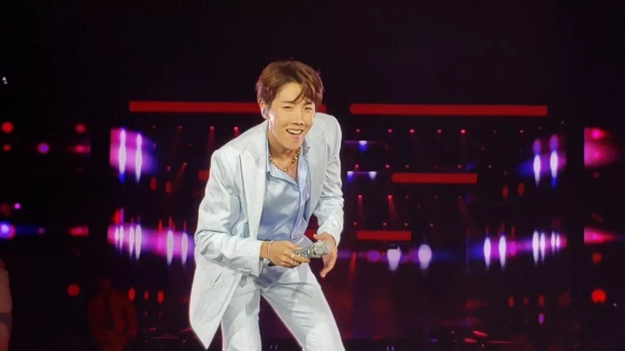 Bts хосок в голубом костюме. Альбом джей хоупа 2022. Just dance bts. Джей хоуп бтс в красном костюме. Чон хосок в красном костюме.