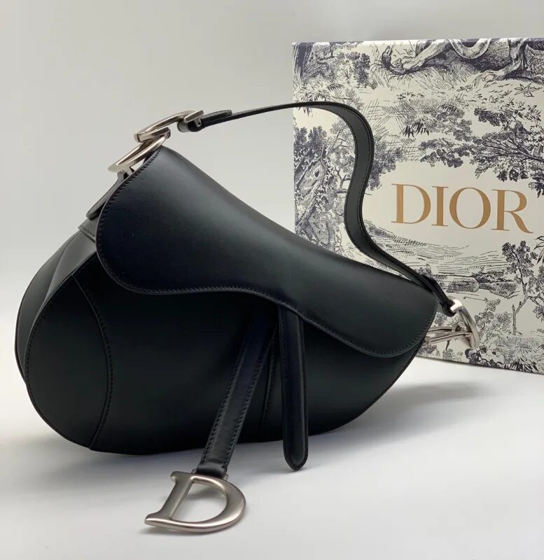 Сумка диор седло оригинал. Сумка Christian Dior Saddle. Женская сумка Christian Dior Saddle. Сумка Кристиан диор седло черная. Christian Dior сумка седло.