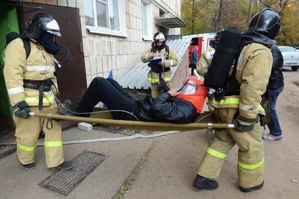 Спасение на пожаре. Спасение людей при пожаре. Способы спасания людей на пожаре. Спасение людей и имущества при пожаре. Выносить испытания