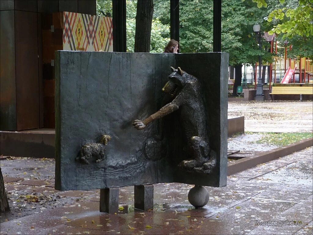 Скульптуры басен крылова на патриарших прудах. Памятник крылову в москве на патриарших прудах. Памятник героям басен крылова в москве. Памятник героям басен крылова в москве. Крылов памятник патриаршие пруды.