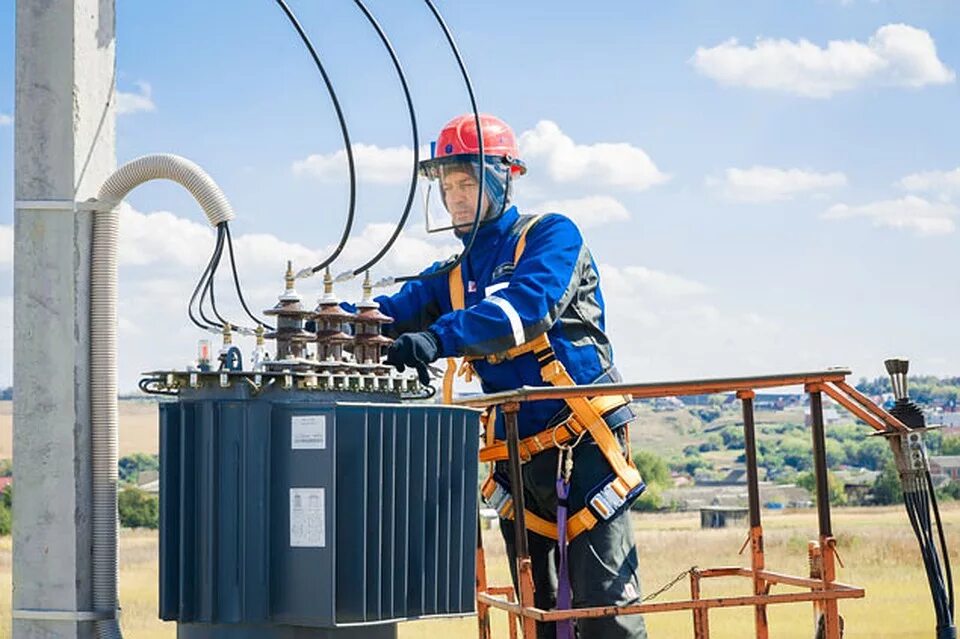Россети волга саратов технологическое присоединение. Обеспечить электроснабжением. Электромонтажник электрических сетей и электрооборудования. Электрика. Электроснабжение метрополитена.