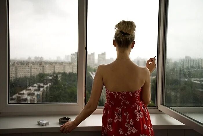 девушка ждет у окна. меньтюгова наталья фотограф. архипкина ольга. девушка стоящая у окна. девочка у окна.