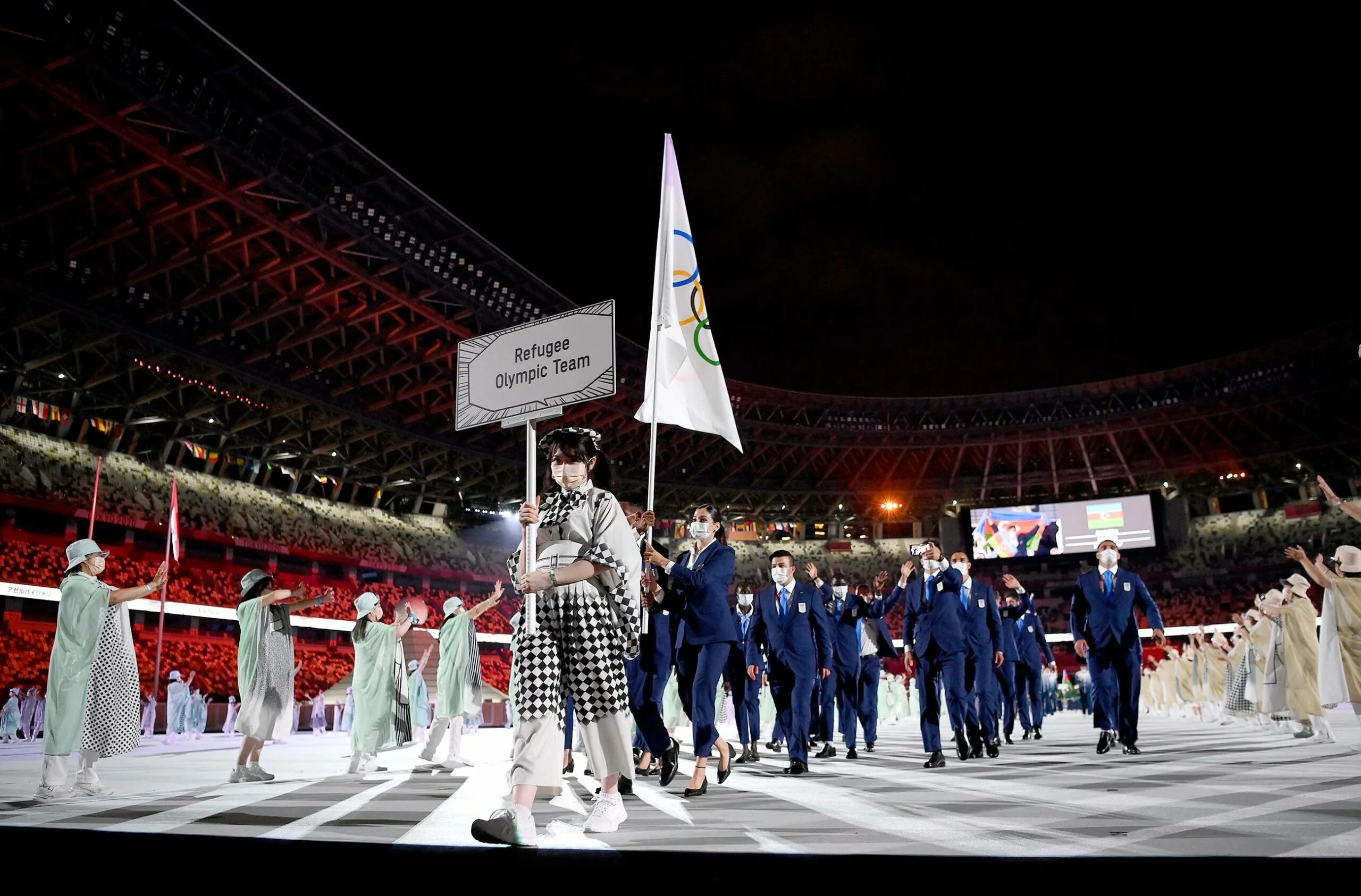 Флаг на церемонии. Олимпийские игры в Токио 2020. Церемония открытия олимпиады в Токио 2021. Летние Олимпийские игры 2021 в Токио.