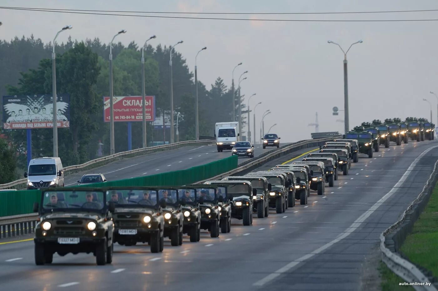 Колонна военной техники. Военная колонна на МКАДЕ. Военная техника на МКАДЕ. Военная техника на каде. Скорость машин в колонне