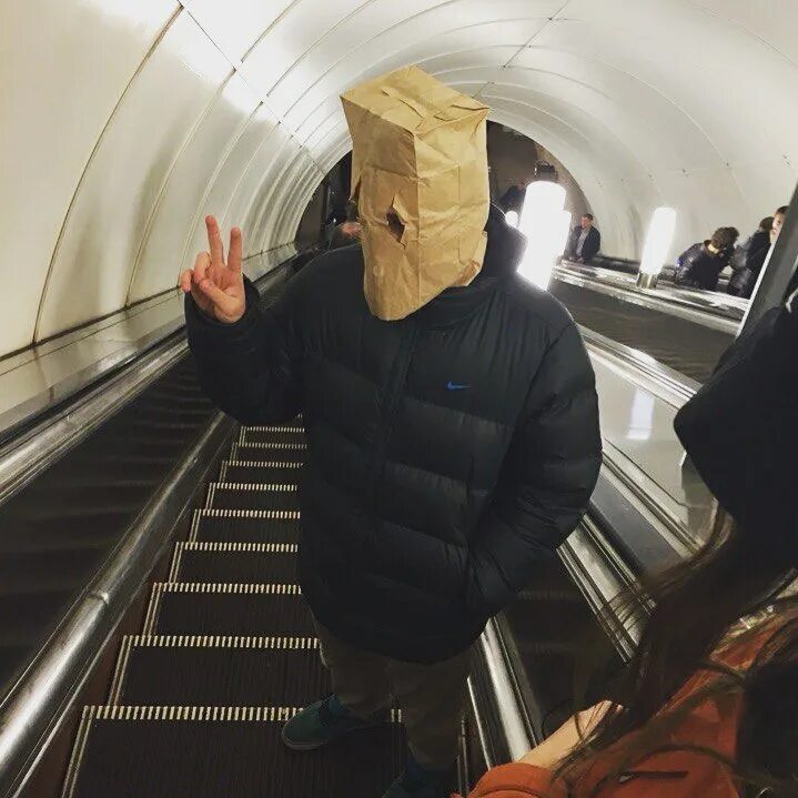 Встретимся в метро. Чувак в метро. пацан в метро. парень с пакетами. парень в маске в метро.