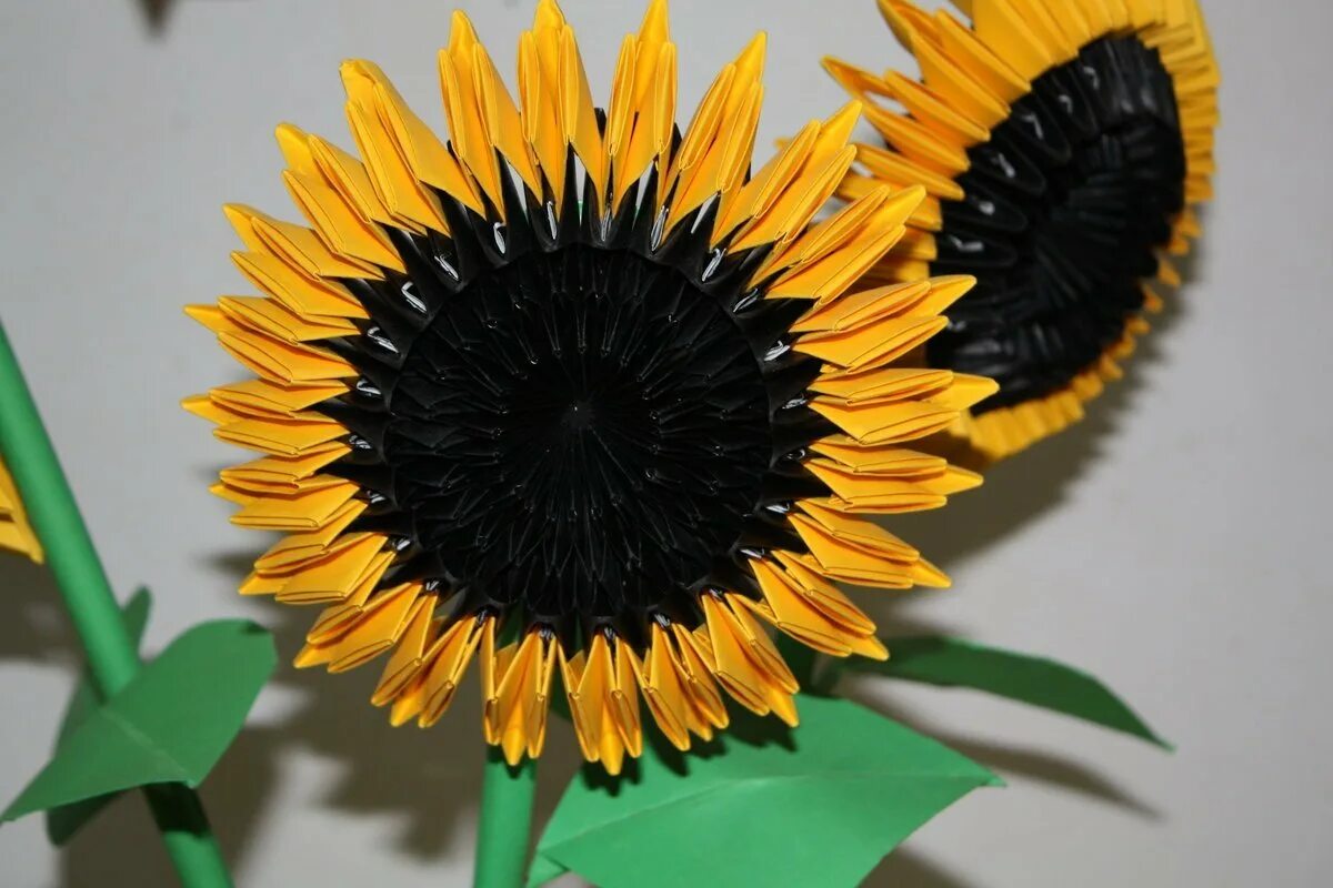Подсолнух из гофробумаги мастер класс. Подсолнух своими руками из бумаги. Объемный подсолнух из бумаги. Подсолнух из креповой бумаги. Подсолнух из гофробумаги мастер класс.