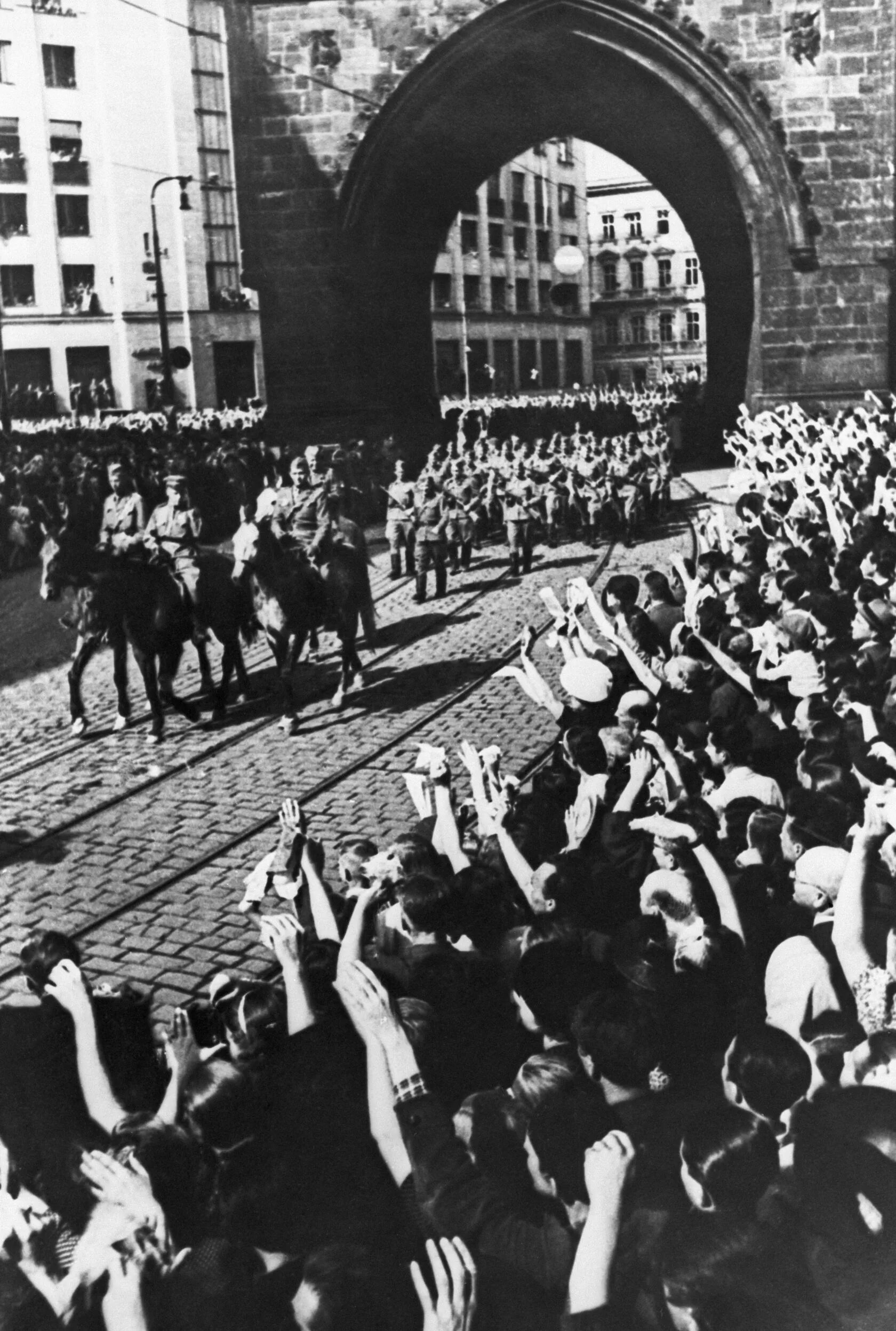 Взятие праги советскими войсками 1945. Советские войска в праге 1945. Чехословакия 1944 год. Чехословакия 1944 год. Штурм праги 1945.
