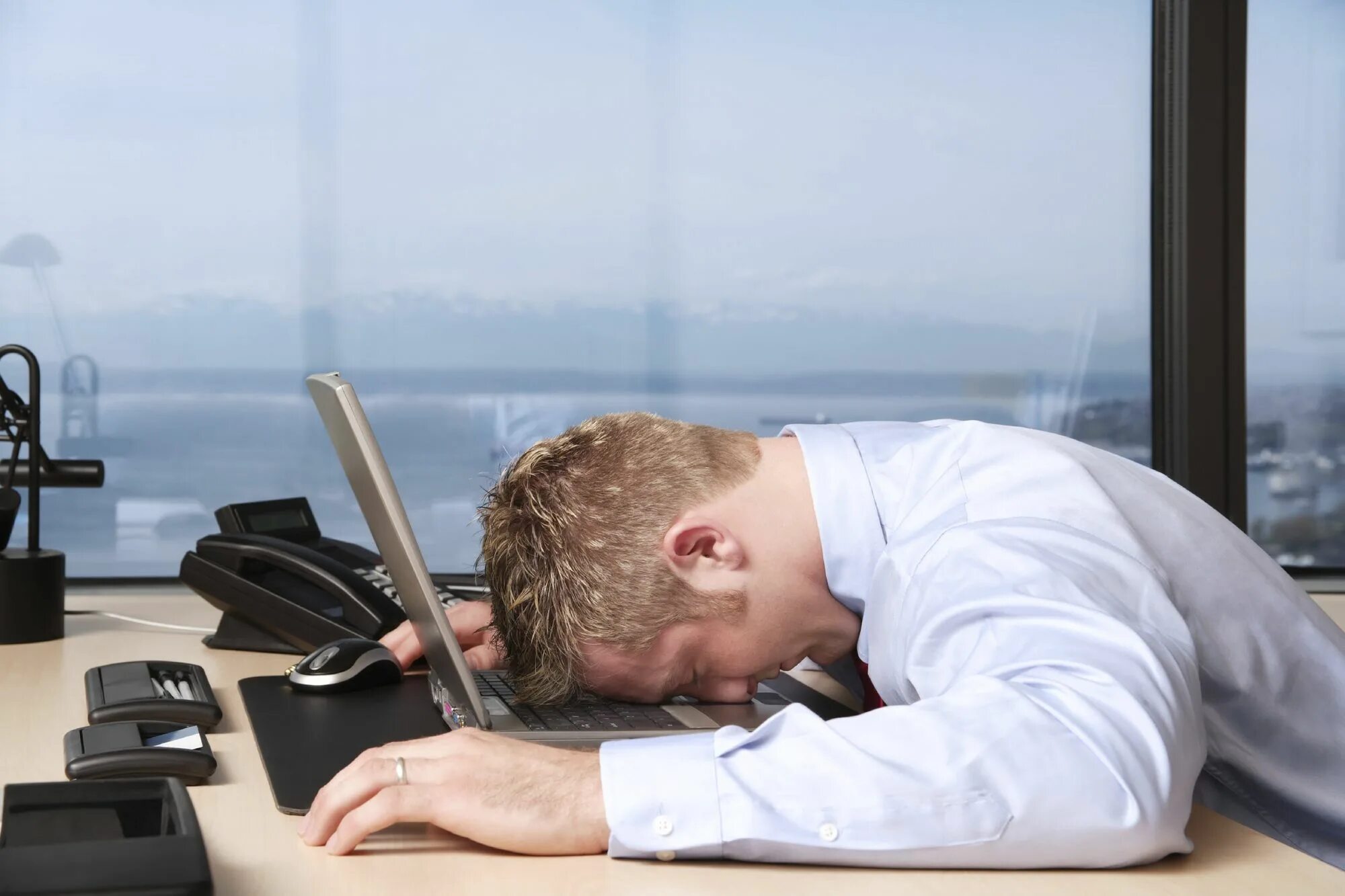 Хочу работать видео. Уставший человек за компьютером. Усталые люди в офисе. Человек в офисе за компьютером. Уставший человек в офисе.