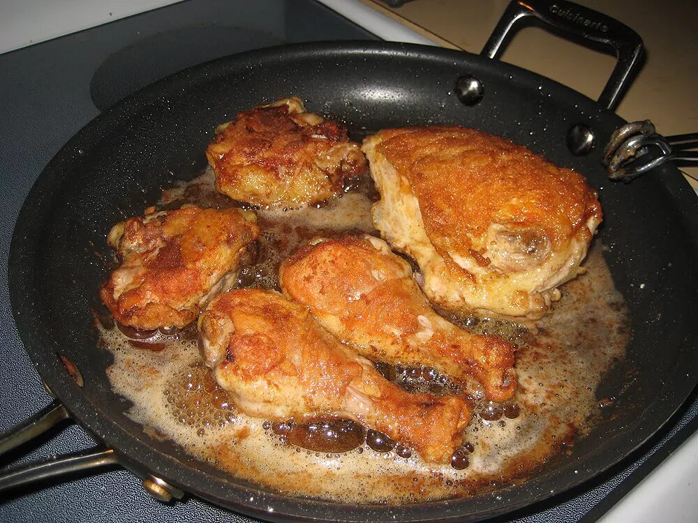 Вкусное на сковороде. Жареная курица на сковороде. Сковородка с курицей. Жарить курицу на сковороде. Зажаренная курица на сковороде.