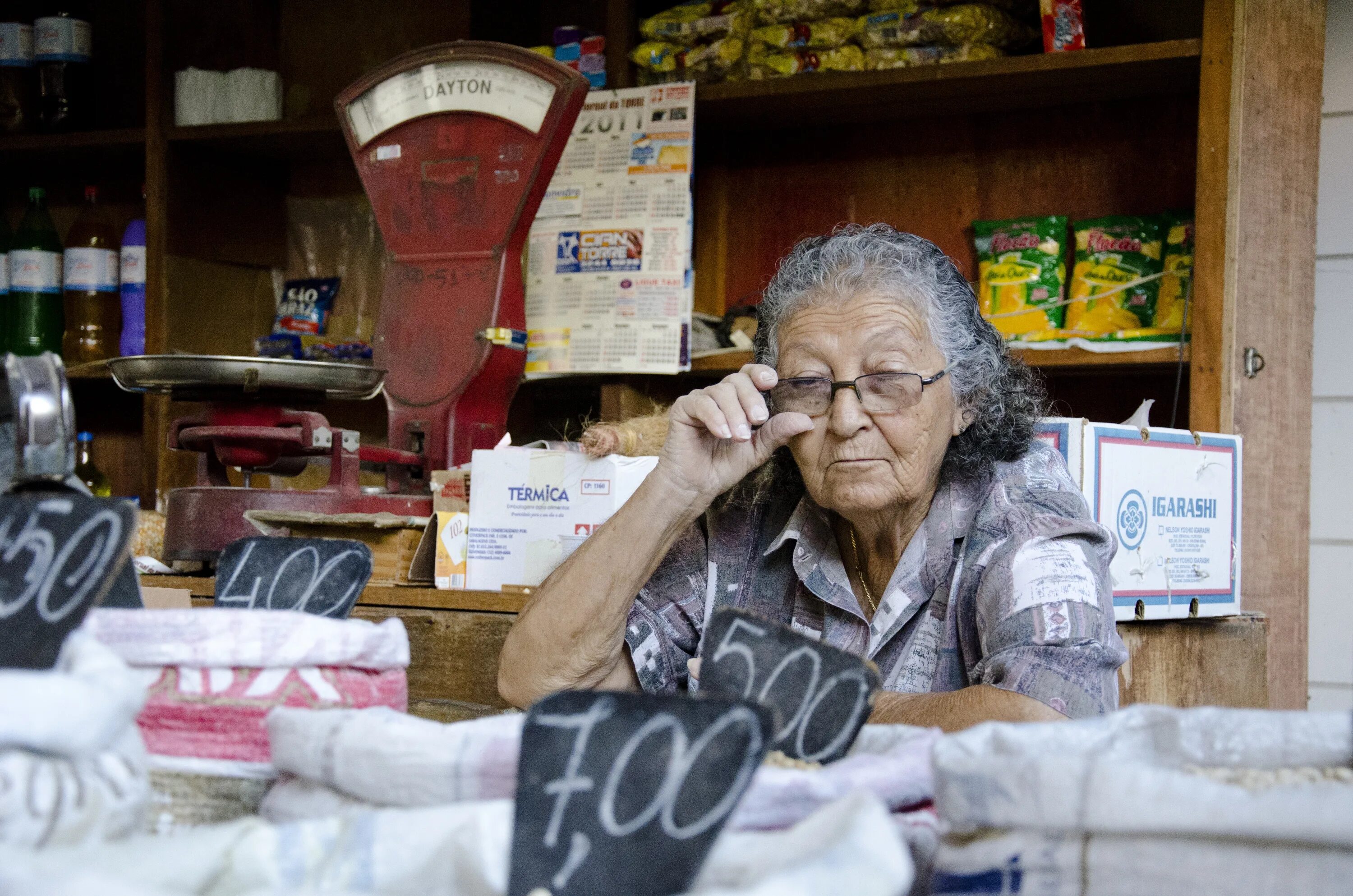 Кассир на рынке. Бабушка продавщица. Продавец бабка. Пожилая продавщица на рынке. Женщина на рынке продавщица.