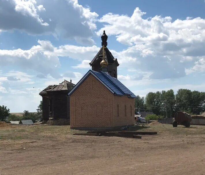 Церковь в Покровке Кваркенского района. Село Покровка Оренбургской области Кваркенский район. Поселок Красноярский Оренбургская область Кваркенский район. Церковь п.Красноярский Кваркенский район.