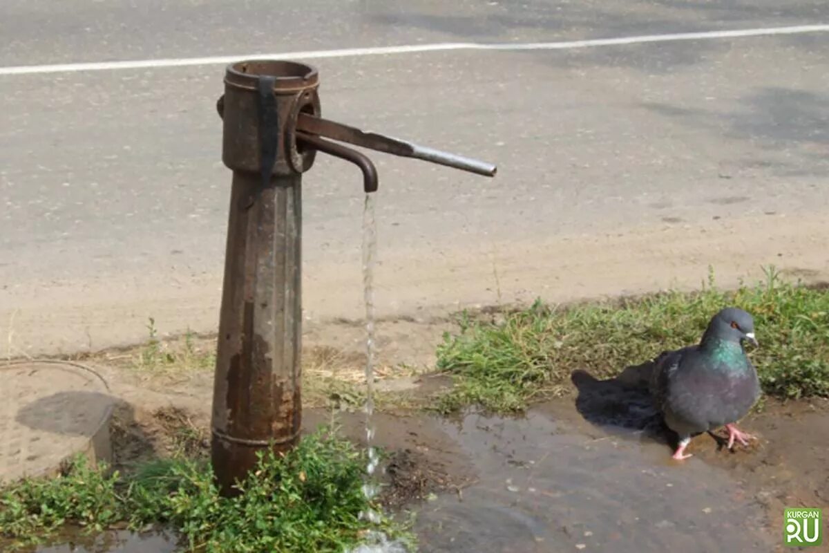 Колонка для воды уличная. Водоразборная колонка в деревне. Водяная колонка на улице.