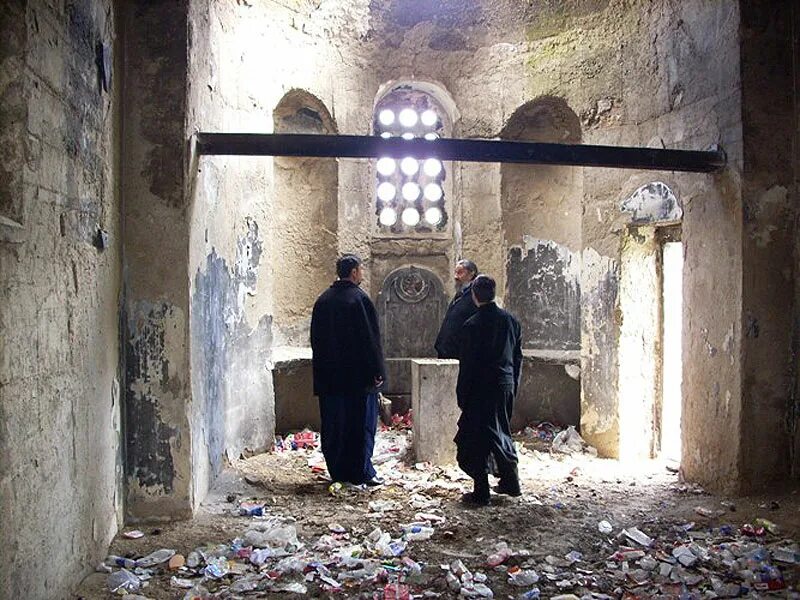 осквернение икон. осквернение часовни на горе сион 6 июня 2022. иконы в церкви. осквернение церкви. иконы монастыря маалюля.