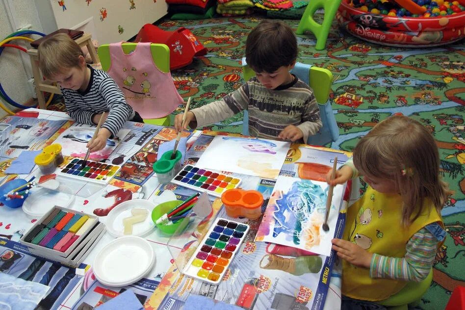 Занятие по рисованию в доу. Рисование в ДОУ. Рисование в садике. Дети рисуют в детском саду. Изобразительное искусство в детских садах.