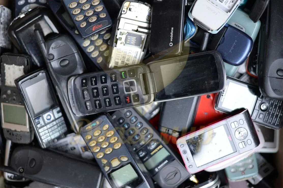 Куда сдать старые мобильные телефоны. Выкуп сотовых телефонов. Лом сотовых телефонов. Скупка старых телефонов. Старые смартфоны.