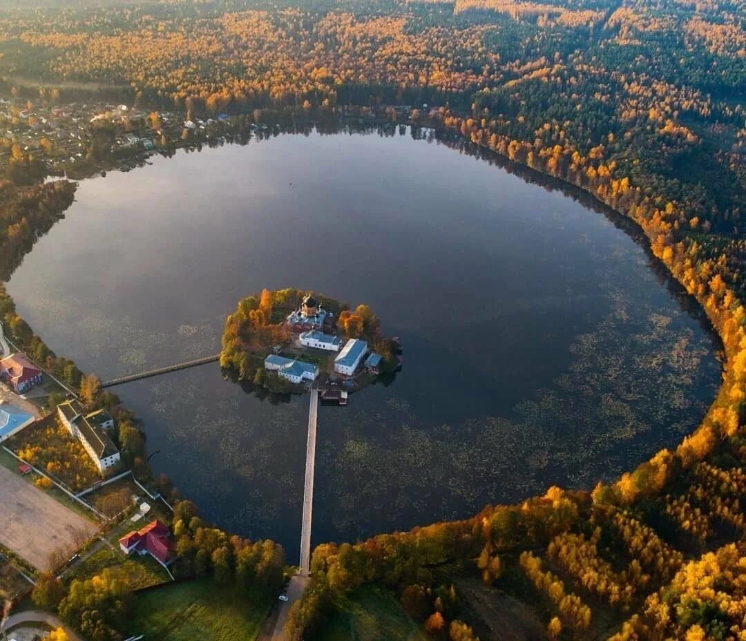 Озеро в москве где. Свято-Введенский островной монастырь. Островной Введенский монастырь Покров. Введенская островная пустынь Владимирская область. Введенский островной монастырь Владимирская область.