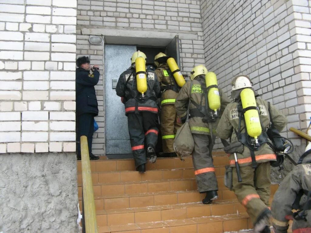 Состав групп разведки пожара. Разведка пожара РТП. Пожарная разведка МЧС. ГДЗС на пожаре. Разведку пожара проводят?.