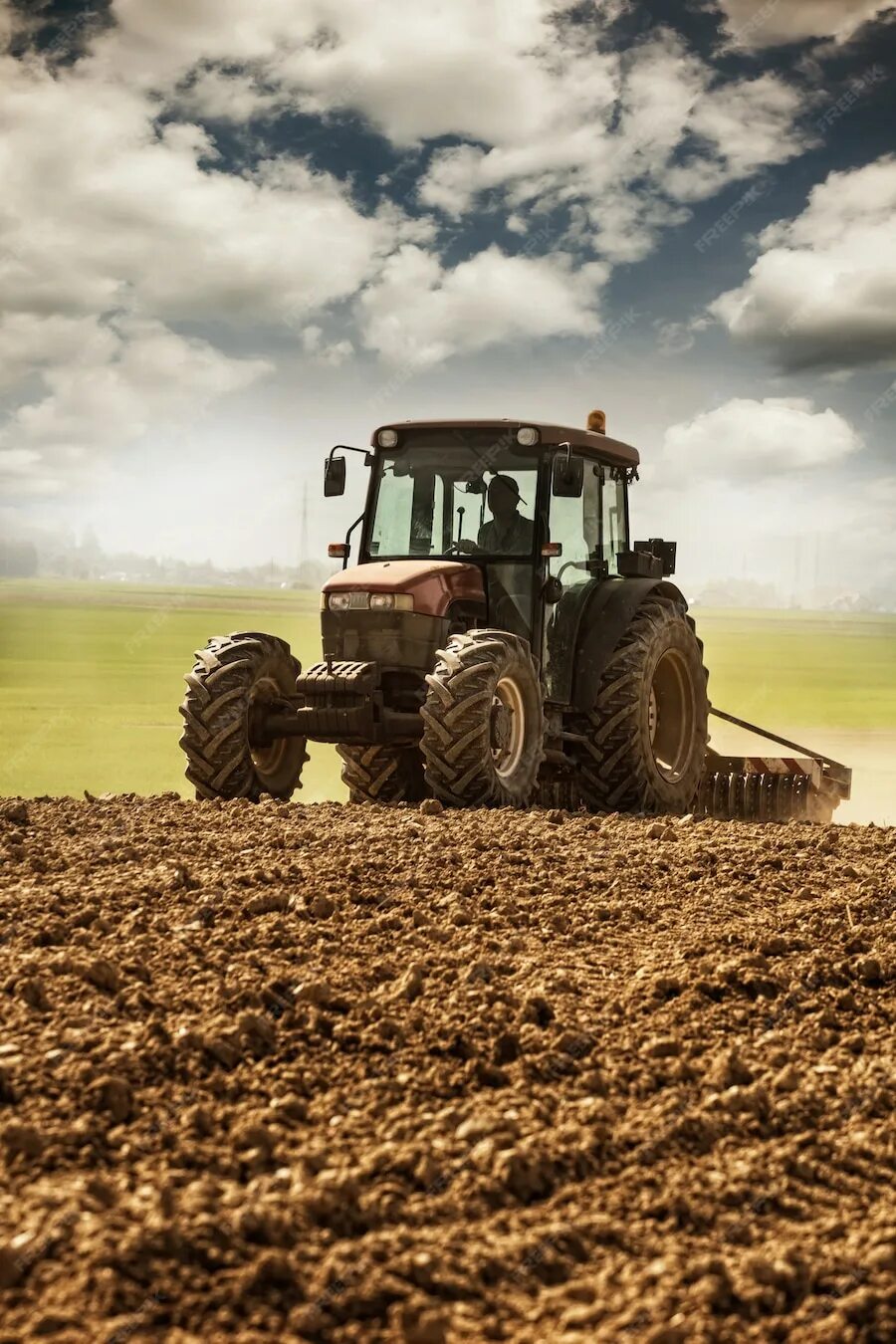 Трактор поле картинки. Трактор в поле. Пшеничное поле с трактором. Тракторист в поле. Весенние полевые работы.