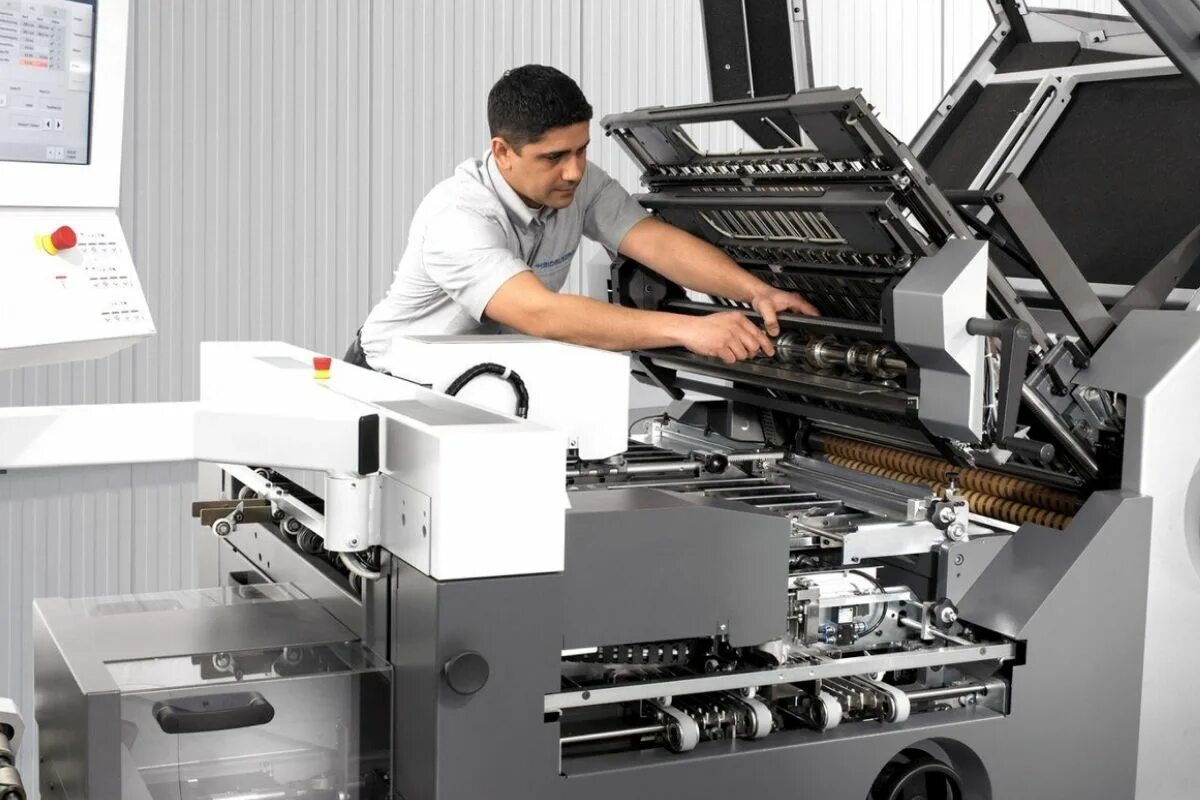 Печатный завод. Печатник шелкограф. Современный печатный станок. Печатное оборудование для типографии. Печатные станки для типографии.
