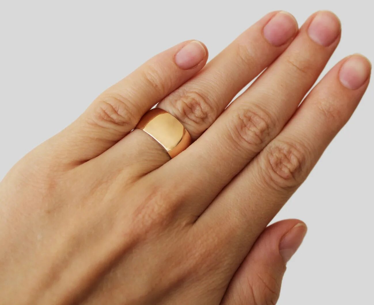 Широкие обручальные кольца. Широкое обручальное кольцо женское. Широкое обручальное кольцо на руке. Толстое золотое кольцо
