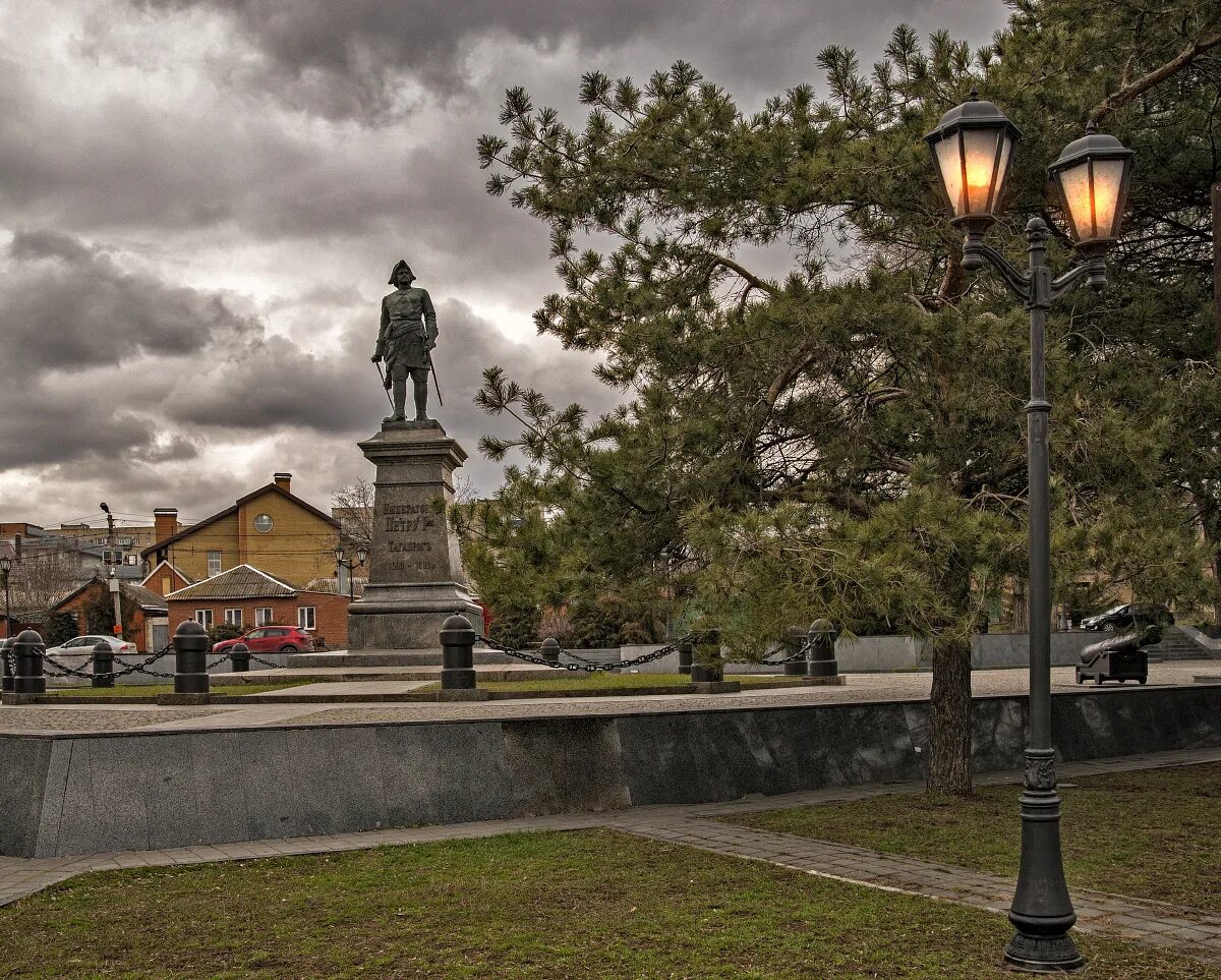 Памятник Петру 1 в Таганроге. Сквер у Петра Таганрог. Таганрог достопримечательности набережная. Окрестности таганрога