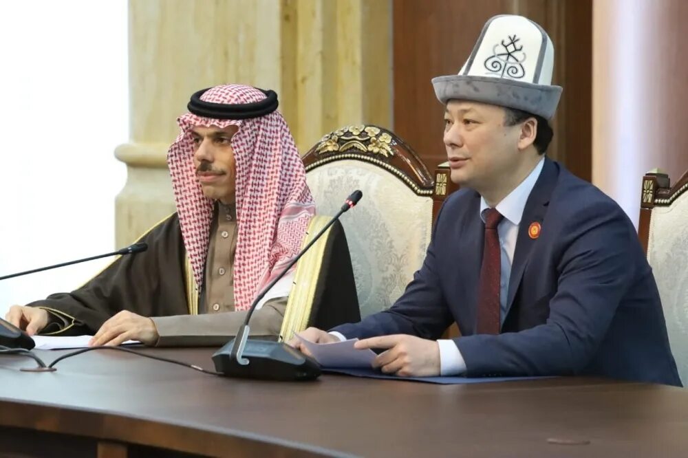 Кыргызстан аравия. Саудовский фонд развития. Посол узбекистана в саудовской аравии. Кыргызстан саудовская аравия флаги. Аравия логотип.