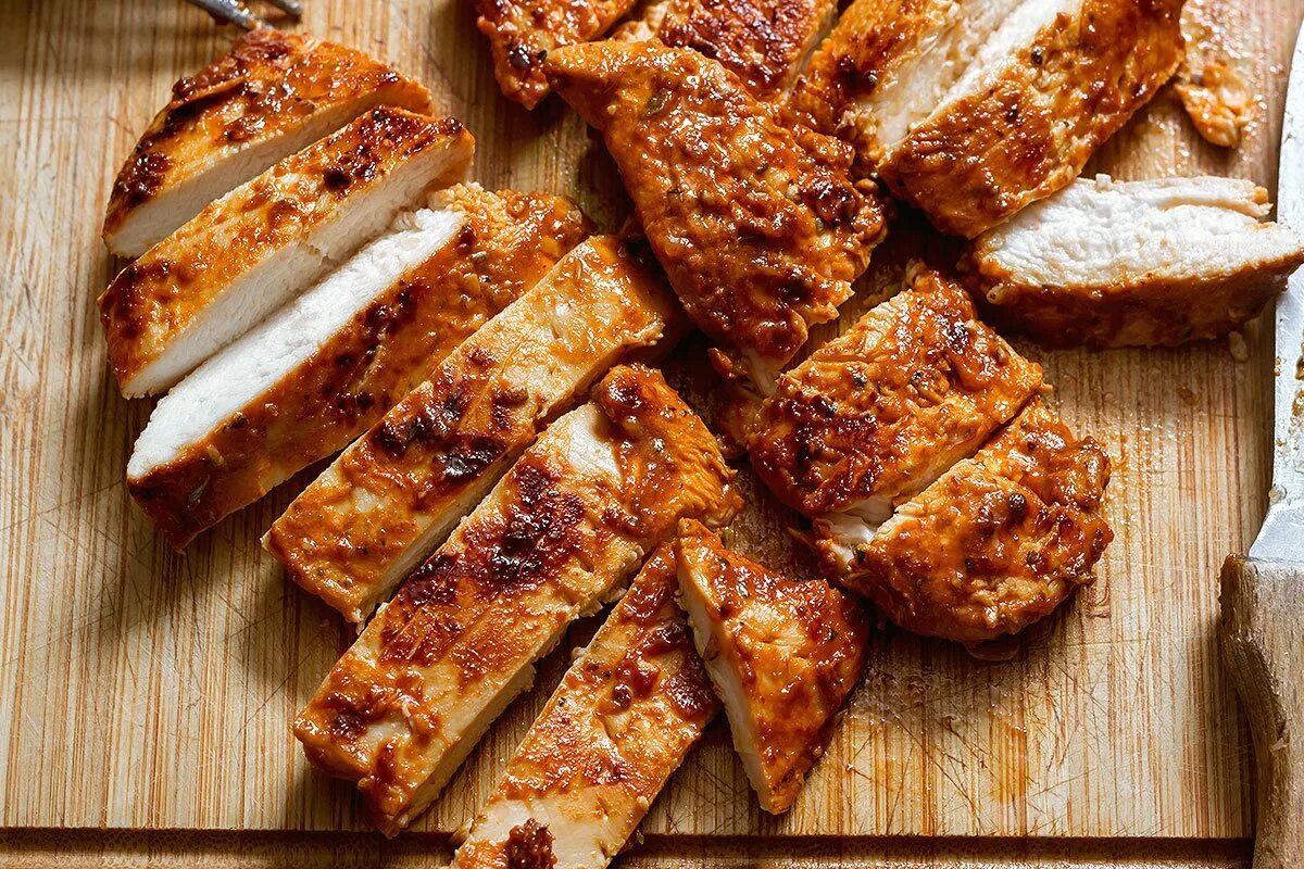 Как вкусно пожарить филе кусочками. Жареное филе курицы. жареная куриная грудка. специи для курицы на сковороде. филе куриной грудки жареное.