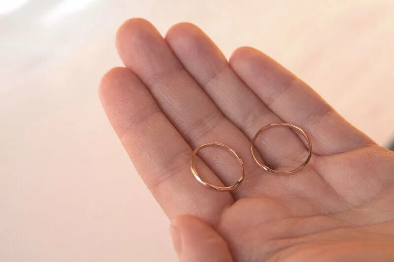 обручальное кольцо на мужской руке.