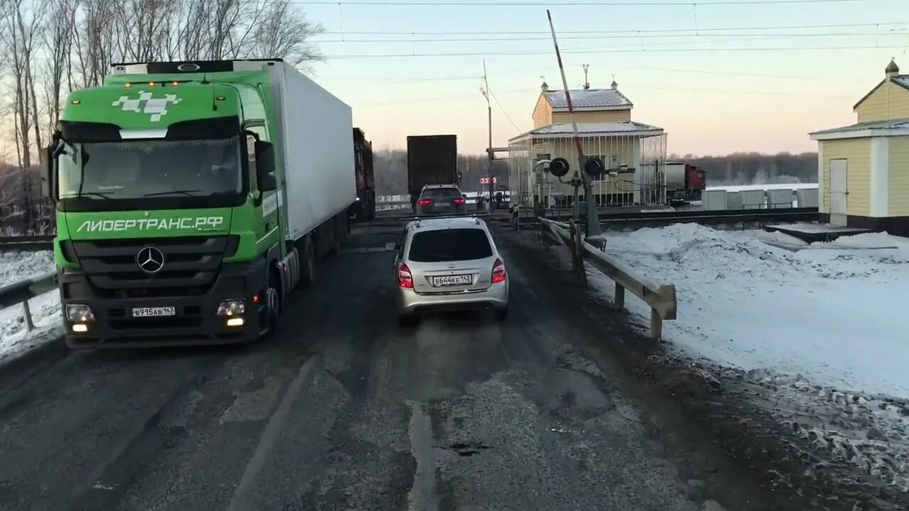Переезд 12. Переезд. Алëна полынь. Железнодорожный переезд. Переезд 12 шахта киселевск.